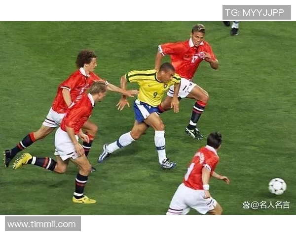 足球巨星赛场遭猛烈撞击倒地瞬间引发全场观众惊呼